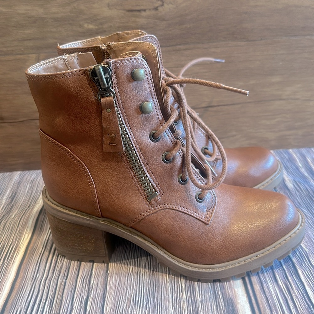 ZODIAC Women's, Gaige Brown Boot new without tags size 6